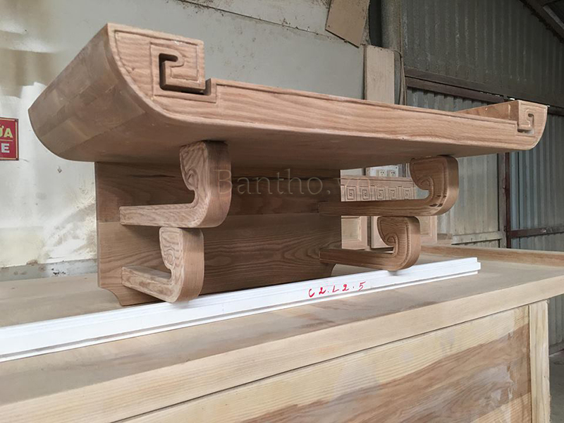 Mẫu bàn thờ treo tường nhỏ gọn phù hợp với nhà chung cư giúp tiết kiệm diện tích không gian căn phòng.