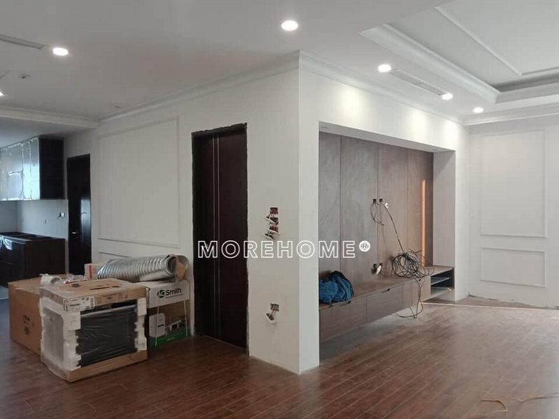 Để tăng cấp độ sang trọng của căn hộ cao cấp, hãy lắp đặt ốp vách gỗ phía sau tivi.