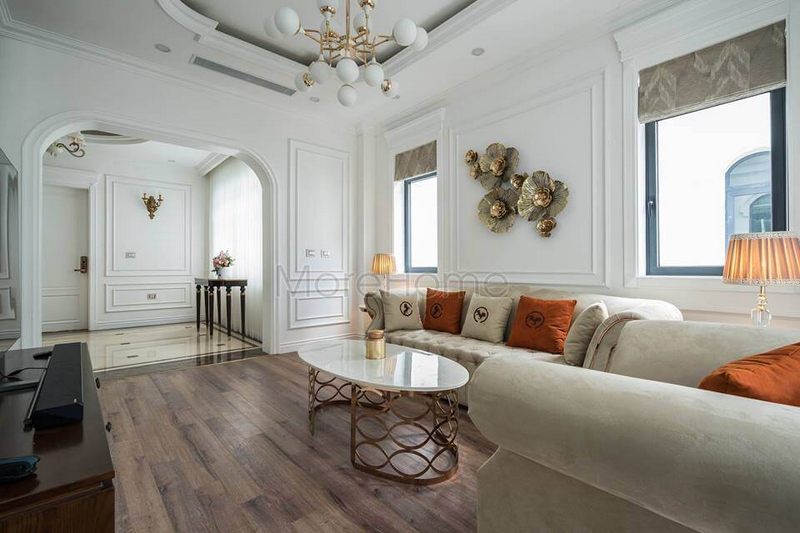 Sự hài hòa được tạo ra trong không gian phòng khách biệt thự giản lược bởi bộ sofa nỉ tân cổ điển màu trung tính.